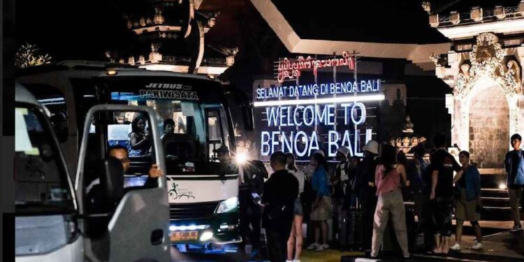 Wisatawan Tertahan di Labuan Bajo Pasca-Erupsi Lewotobi Telah Dievakuasi 1 Wisatawan yang tertahan pasca erupsi Lewotobi sudah bisa dievakuasi.