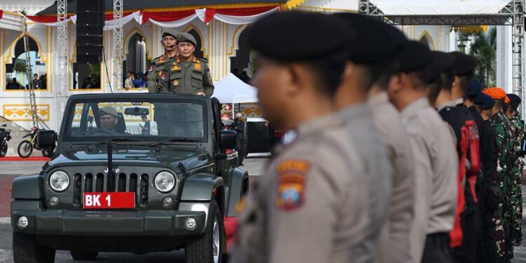 Pj Gubsu Pimpin Apel Gelar Pasukan untuk Menyambut Nataru 1 Apel Gelar Pasukan Ketertiban Umum dan Ketentraman Masyarakat, serta Perlindungan Masyarakat, dalam Menyambut Nataru 2024/2025.