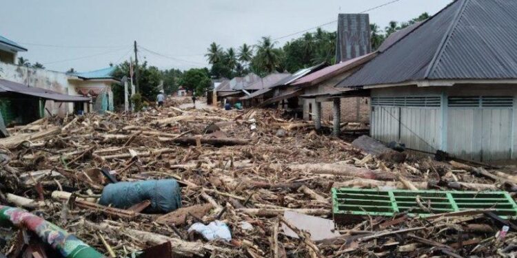 Banjir bandang yang melanda Desa Kota Tua, Kecamatan Tano Tombangan Angkola (Tantom), Kabupaten Tapsel.