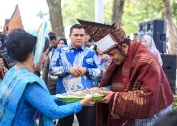 Wali Kota Medan, Bobby Nasution mengunjungi GKPS Padang Bulan di Jalan Terompet, Kelurahan Titi Rante, Kecamatan Medan Baru, Minggu (8/12/24).