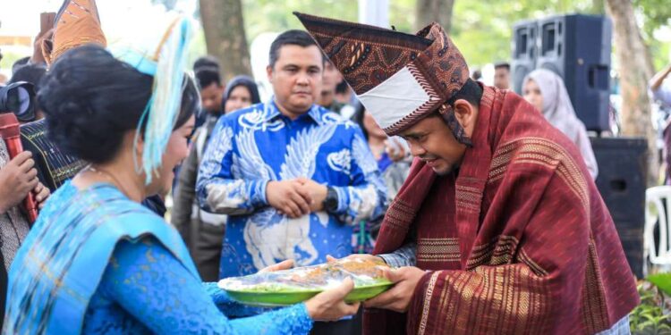 Wali Kota Medan, Bobby Nasution mengunjungi GKPS Padang Bulan di Jalan Terompet, Kelurahan Titi Rante, Kecamatan Medan Baru, Minggu (8/12/24).