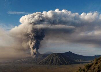 Gunung Lewotobi Laki-Laki saat erupsi beberapa waktu lalu.