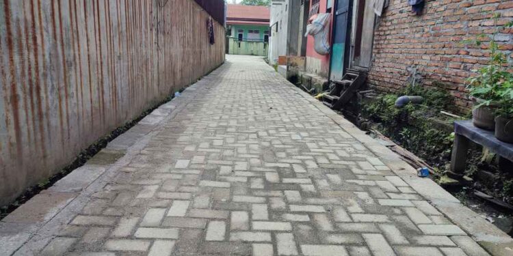 Pemko Medan Rehabilitasi Jalan Lingkungan di Medan Deli 1 Pemko Medan melalui Dinas SDABMBK Kota Medan telah menuntaskan rehabilitasi jalan lingkungan di Kecamatan Medan Deli, tepatnya di jalan Aluminium I, Gang Rusman.