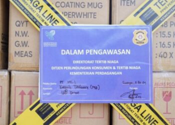 Ekspose produk keramik asal impor yang diduga tidak sesuai ketentuan dikompleks pergudangan Gundih, Bubutan, Surabaya, Jawa Timur.