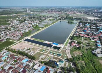 Wapres RI Gibran Rakabuming Raka meninjau Kolam Retensi Martubung  di Griya Martubung, Kelurahan Besar, Kecamatan Medan Labuhan, Selasa (24/12/2024).