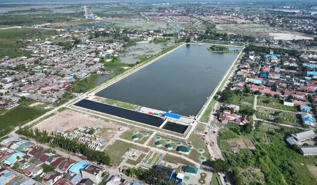 Disambut Warga dan Pelaku UMKM, Wapres Tinjau Kolam Retensi Martubung 1 Wapres RI Gibran Rakabuming Raka meninjau Kolam Retensi Martubung di Griya Martubung, Kelurahan Besar, Kecamatan Medan Labuhan, Selasa (24/12/2024).