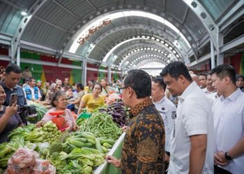 Bersama Wamendagri RI, Bima Arya Sugiarto dan Pj Gubernur Sumut, Agus Fatoni, Wali Kota Medan, Bobby Nasution meninjau Pasar Rakyat Tradisional Akik.