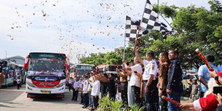 Pemprov Sumut melepas keberangkatan 1.200 peserta Mudik Gratis Nataru  2024/2025, di Terminal Amplas, Jalan Panglima Denai, Medan, Sabtu (21/12/2024).