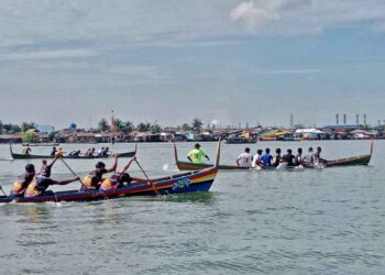 Perlombaan Dayung Sampan Pesisir yang diselenggarakan Puspa Erass Sumut Club di Kampung Nelayan.