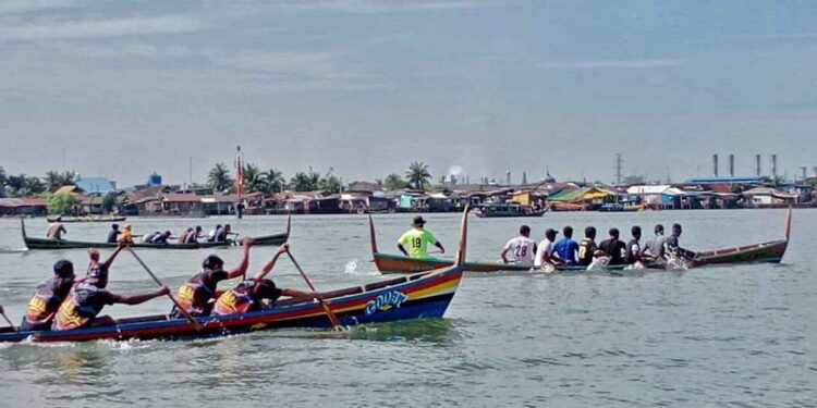 Pemko Medan Dukung Perlombaan Dayung Sampan Pesisir 1 Perlombaan Dayung Sampan Pesisir yang diselenggarakan Puspa Erass Sumut Club di Kampung Nelayan.