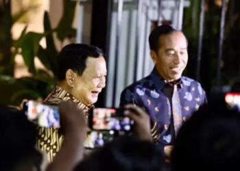 Presiden Prabowo Subianto (kiri) bersama Presiden ke-7 RI Joko Widodo (kanan) menjawab pertanyaan wartawan usai pertemuan di Kertanegara, Jakarta, Jumat (6/12/2024).