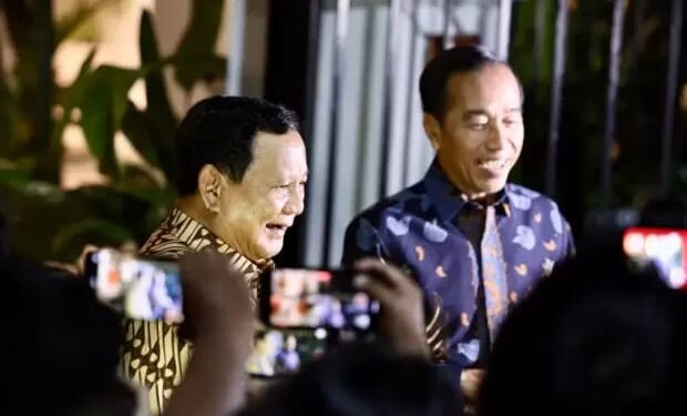Presiden Prabowo Subianto (kiri) bersama Presiden ke-7 RI Joko Widodo (kanan) menjawab pertanyaan wartawan usai pertemuan di Kertanegara, Jakarta, Jumat (6/12/2024).
