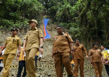 Pj Gubernur Sumut, Agus Fatoni, meninjau langsung lokasi longsor di Sibolangit, jalur lintas Medan-Berastagi.