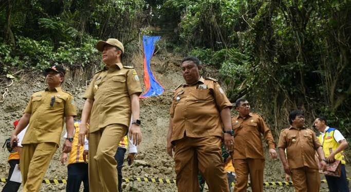 Pj Gubsu Tinjau Lokasi Longsor Sibolangit, Minta Masyarakat Tetap Waspada 1 Pj Gubernur Sumut, Agus Fatoni, meninjau langsung lokasi longsor di Sibolangit, jalur lintas Medan-Berastagi.