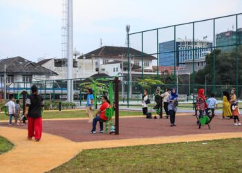 Sejumlah warga Kota Medan mulai melakukan berbagai aktivitas baik olahraga maupun sekedar menikmati suasana di area Kebun Bunga.