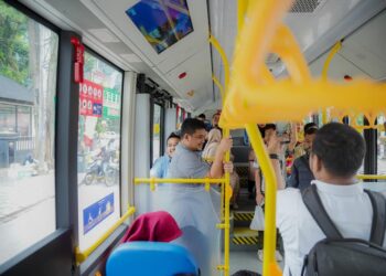 Program Pemko Medan One Day No Car bagi seluruh ASN di lingkungan Pemko Medan setiap hari Selasa, Wali Kota Medan Bobby Nasution berangkat kerja mengendarai bus listrik, Selasa (31/12/2024).