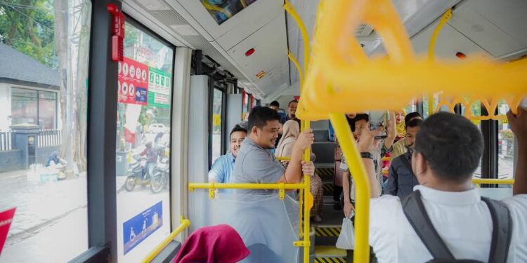 Program Pemko Medan One Day No Car bagi seluruh ASN di lingkungan Pemko Medan setiap hari Selasa, Wali Kota Medan Bobby Nasution berangkat kerja mengendarai bus listrik, Selasa (31/12/2024).