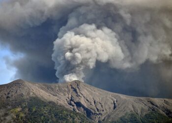 Gunung Marapi di Kabupaten Agam dan Kabupaten Tanah Datar, Sumbar erupsi pada Sabtu pagi, dengan tinggi kolom abu mencapai 1 kilometer. (Ist)