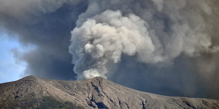 Gunung Marapi di Kabupaten Agam dan Kabupaten Tanah Datar, Sumbar erupsi pada Sabtu pagi, dengan tinggi kolom abu mencapai 1 kilometer. (Ist)