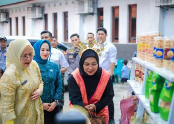 TP PKK Kota Medan saat melakukan Supervisi ke TP PKK Kelurahan Gang Buntu, Kecamatan Medan Timur yang mengikuti Lomba PAAR dalam rangka HKG PKK tahun 2025 tingkat Kota Medan.