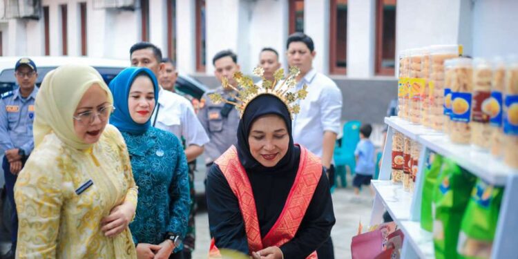 HKG PKK, Kelurahan Gang Buntu Paparkan Metode Pola Asuh Anak dan Remaja 1 TP PKK Kota Medan saat melakukan Supervisi ke TP PKK Kelurahan Gang Buntu, Kecamatan Medan Timur yang mengikuti Lomba PAAR dalam rangka HKG PKK tahun 2025 tingkat Kota Medan.