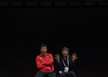 Pelatih ganda putra Indonesia Herry IP (kanan) dan Aryono Miranat memberikan instruksi kepada pemain Indonesia di Kejuaraan Dunia Bulu Tangkis 2019 di St. Jakobshalle, Basel, Swiss.