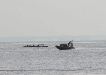 Tim SAR melakukan pencarian PMI ilegal korban kapal tenggelam di Perairan Nongsa, Batam, Kepulauan Riau, Minggu (19/6/2022).