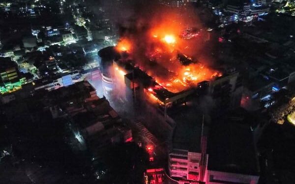 Petugas Kembali Evakuasi 1 Kantong Jenazah Korban Kebakaran Glodok Plaza 1 Glodok Plaza saat dilanda kebakaran 15 Januari 2025.