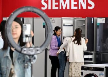 Konsumen mempelajari kebijakan yang relevan selama acara tukar tambah barang konsumen di Kota Qingdao, Provinsi Shandong, China Timur.