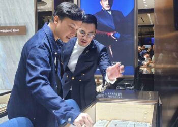 Nicholas Saputra yang merupakan Brand Ambassador MONDIAL serta Creative Director MONDIAL Precious, saat hadir di pembukaan MONDIAL Sun Plaza Medan.