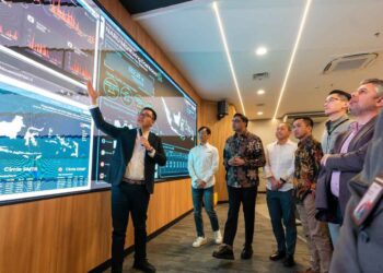 President Director and Chief Executive Officer Indosat Ooredoo Hutchison, Vikram Sinha, saat memantau lalu lintas data di Tahun Baru.