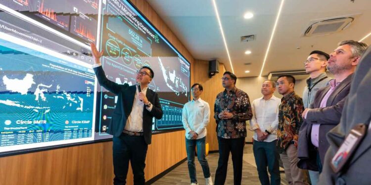Indosat Catat Kenaikan Lalu Lintas Data Double-Digit Selama Tahun Baru 1 President Director and Chief Executive Officer Indosat Ooredoo Hutchison, Vikram Sinha, saat memantau lalu lintas data di Tahun Baru.