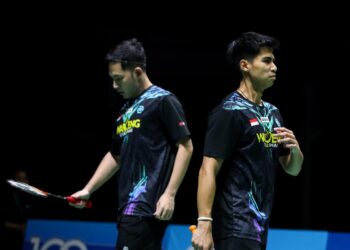 Pebulu tangkis ganda putra Indonesia Sabar Karyaman Gutama/Muhammad Reza Pahlevi saat menghadapi ganda Inggris Ben Lane/Sean Vendy di babak 16 besar Malaysia Terbuka 2025 di Axiata Arena, Kuala Lumpur, Kamis (9/1/2025).