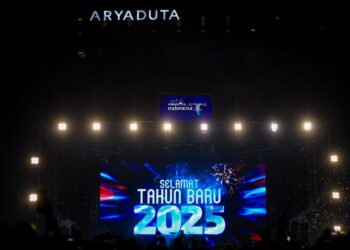 Belasan ribu warga memadati lapangan Benteng Medan dan sekitarnya guna menyaksikan semarak Tahun Baru 2025 dan pesta kembang api, Selasa (31/12/24).