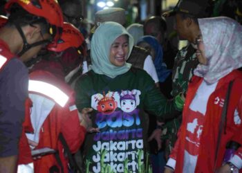 Plt Wali Kota Administrasi Jakarta Timur, Iin Mutmainnah, memberikan bantuan bagi korban penyintas rumah ambruk, di Jalan Bunga Rampai Gang 2, RT 008 RW 06 Kelurahan Malaka Jaya, Kecamatan Duren Sawit, Rabu (29/1/2025) malam.