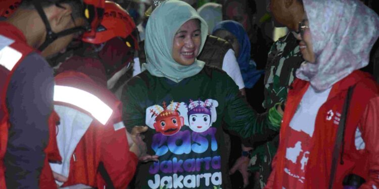 Plt Wali Kota Jakarta Timur Beri Bantuan Penyintas Rumah Ambruk Malaka Jaya 1 Plt Wali Kota Administrasi Jakarta Timur, Iin Mutmainnah, memberikan bantuan bagi korban penyintas rumah ambruk, di Jalan Bunga Rampai Gang 2, RT 008 RW 06 Kelurahan Malaka Jaya, Kecamatan Duren Sawit, Rabu (29/1/2025) malam.