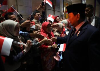 Suasana antusiasme warga Indonesia saat menyambut kehadiran Presiden Prabowo Subianto di tempat penginapannya di Malaysia, Senin (27/1/2025).