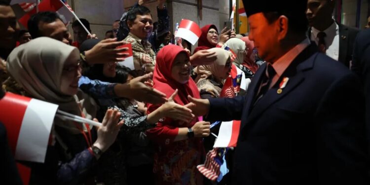 Suasana antusiasme warga Indonesia saat menyambut kehadiran Presiden Prabowo Subianto di tempat penginapannya di Malaysia, Senin (27/1/2025).