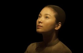 Song Hye-kyo saat berperan sebagai Cheung Wing-sing yang merupakan istri dari Ip Man (Tony Leung) di film The Grandmaster.