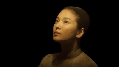 5 Rekomendasi Film Song Hye-kyo 1 Song Hye-kyo saat berperan sebagai Cheung Wing-sing yang merupakan istri dari Ip Man (Tony Leung) di film The Grandmaster.