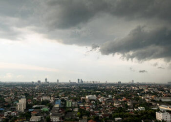 Awan mendung di atas kota Jakarta pada siang hari.