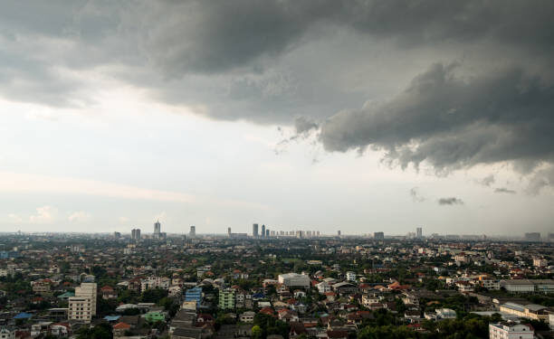 Tekan Risiko Banjir Jabodetabek, Operasi Modifikasi Cuaca Berjalan 24 Jam 1 Awan mendung di atas kota Jakarta pada siang hari.
