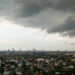 Tekan Risiko Banjir Jabodetabek, Operasi Modifikasi Cuaca Berjalan 24 Jam 2 Awan mendung di atas kota Jakarta pada siang hari.