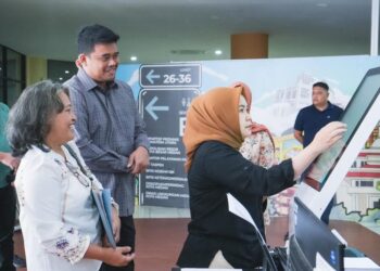 Wali Kota Medan, Bobby Nasution meninjau persiapan pelaksanaan pelayanan PBG yang akan dibuka di MPP.
