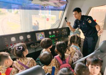 Anak-anak saat mengikuti Program Edutrain PT Railink.