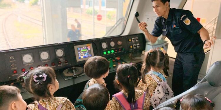 Anak-anak saat mengikuti Program Edutrain PT Railink.