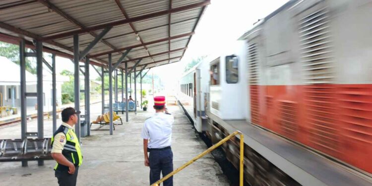 Gapeka 2025 Diberlakukan, Masyarakat Diimbau Waspada di Perlintasan Sebidang 1 Masyarakat diimbau tingkatkan kewaspadaan saat melintasi perlintasan sebidang KA setelah pemberlakukan Gapeka 2025.