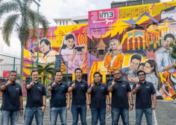 Indosat Circle Sumatra berkolaborasi dengan komunitas seniman Kota Medan untuk mengerjakan proyek mural di kantor Indosat Medan.