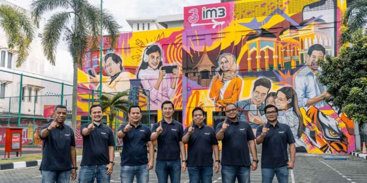 Indosat-Komunitas Seniman Lokal Medan Pererat Hubungan Lewat Kolaborasi Mural 1 Indosat Circle Sumatra berkolaborasi dengan komunitas seniman Kota Medan untuk mengerjakan proyek mural di kantor Indosat Medan.
