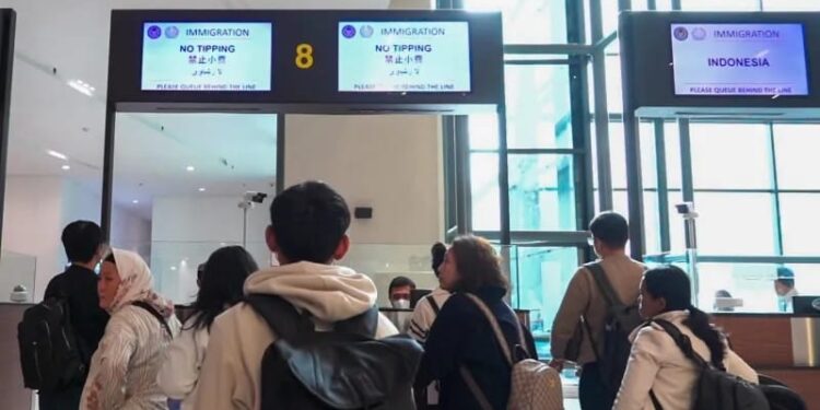 Ditjen Imigrasi memasang QR Code khusus untuk penyampaian pengaduan masyarakat di konter pemeriksaan Imigrasi bandara dan pelabuhan internasional utama.